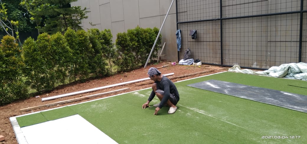 pemasangan rumput sintetis